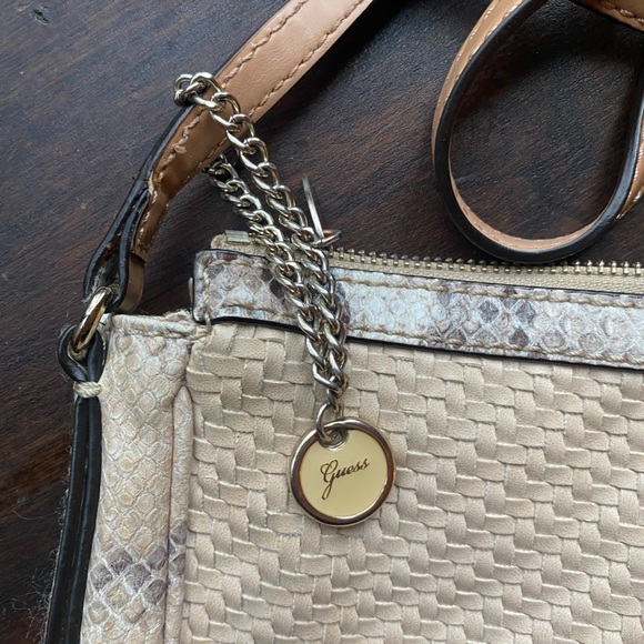 Crossbody guess purse - Picture 2 of 4